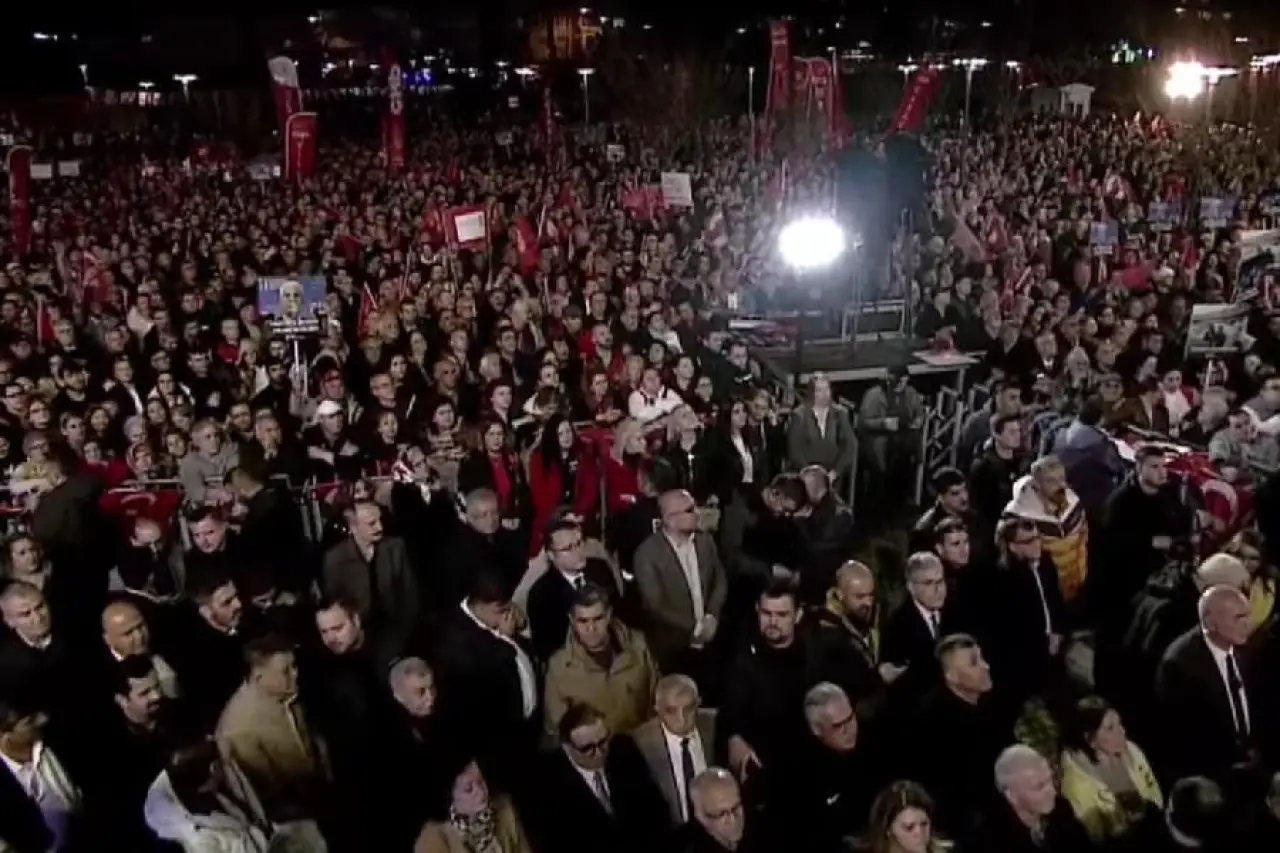 Bursa'da Halkın İradesine Yönelik Müdahale: Seçilmiş Başkan Gözaltında, Halk Meydanlarda!
