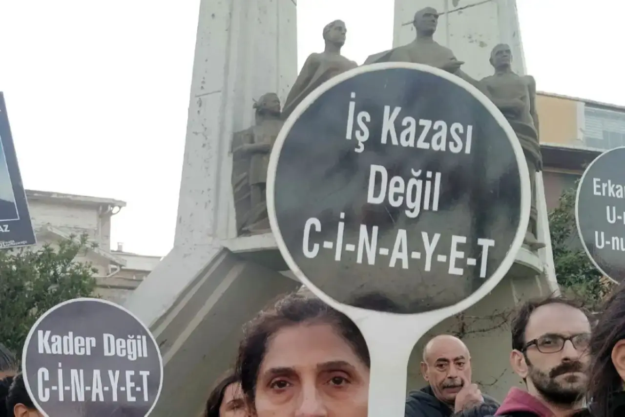 Denizli OSB'de İş Cinayeti: Demir Kapı Altında Kalan İşçi Hayatını Kaybetti