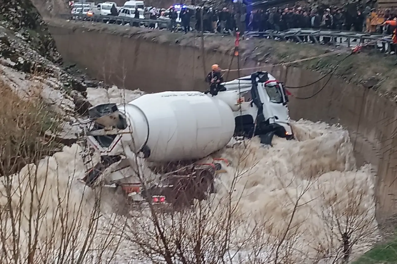 Bitlis'teki Gizemli Kayboluş: Dereye Yuvarlanan Mikser Şoförü Neden Hala Bulunamıyor?
