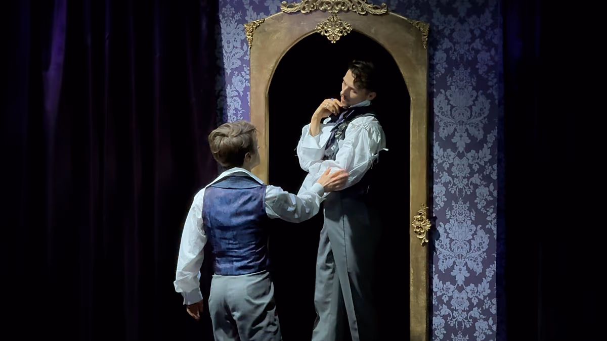 Sahnede 'Dorian Gray': Sanatın Eleştirel Gücü Yoksa Sadece Bir Gösteri Mi?