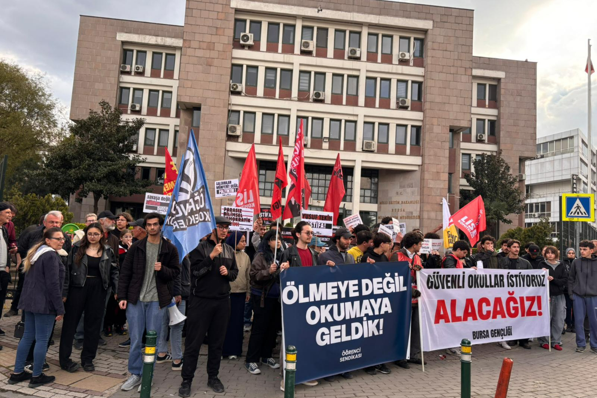 Eğitimde Şiddet Gölgesi: Gençler Bursa'dan Ses Yükseltti, 'Çürümüş Düzen'e İşaret Etti