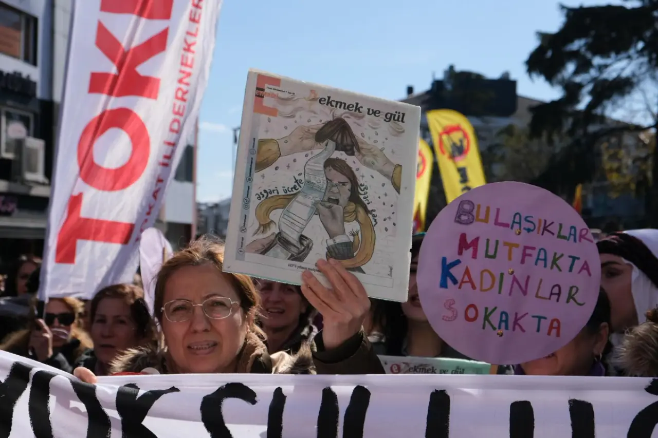Ekmek ve Gül, Kadınların Sesini Yükseltmeye Devam Ediyor: 'Mücadelemiz Ortak'