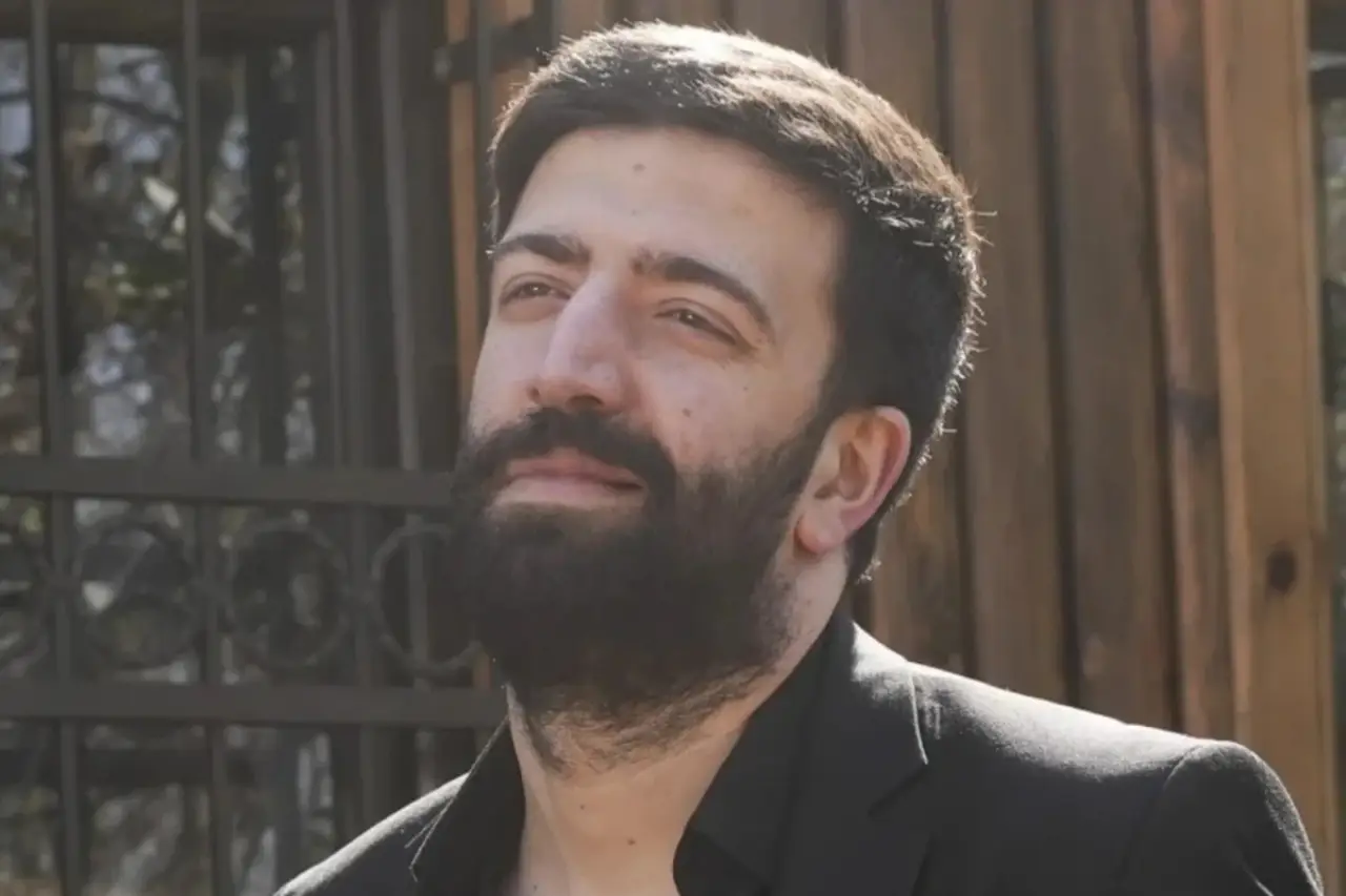 Genç Yaşta Kaybettiğimiz Ramazan Tetik'in Ardından: Sanatçılar Neden Yetersiz Destekle Mücadele Ediyor?