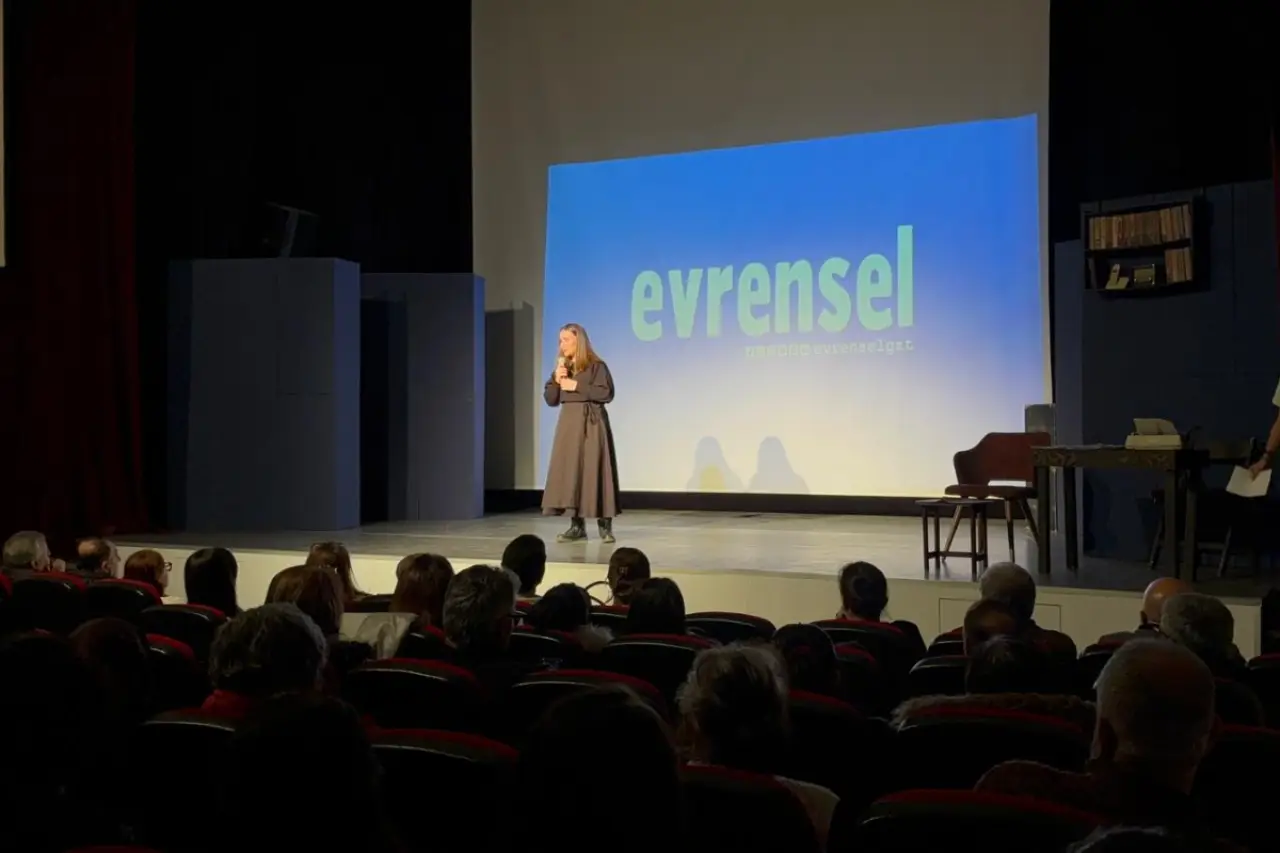 Sarıgazi'de Sanatla Direniş: Evrensel'e Yönelik Baskılar Tiyatro Sahnesinde Kınandı