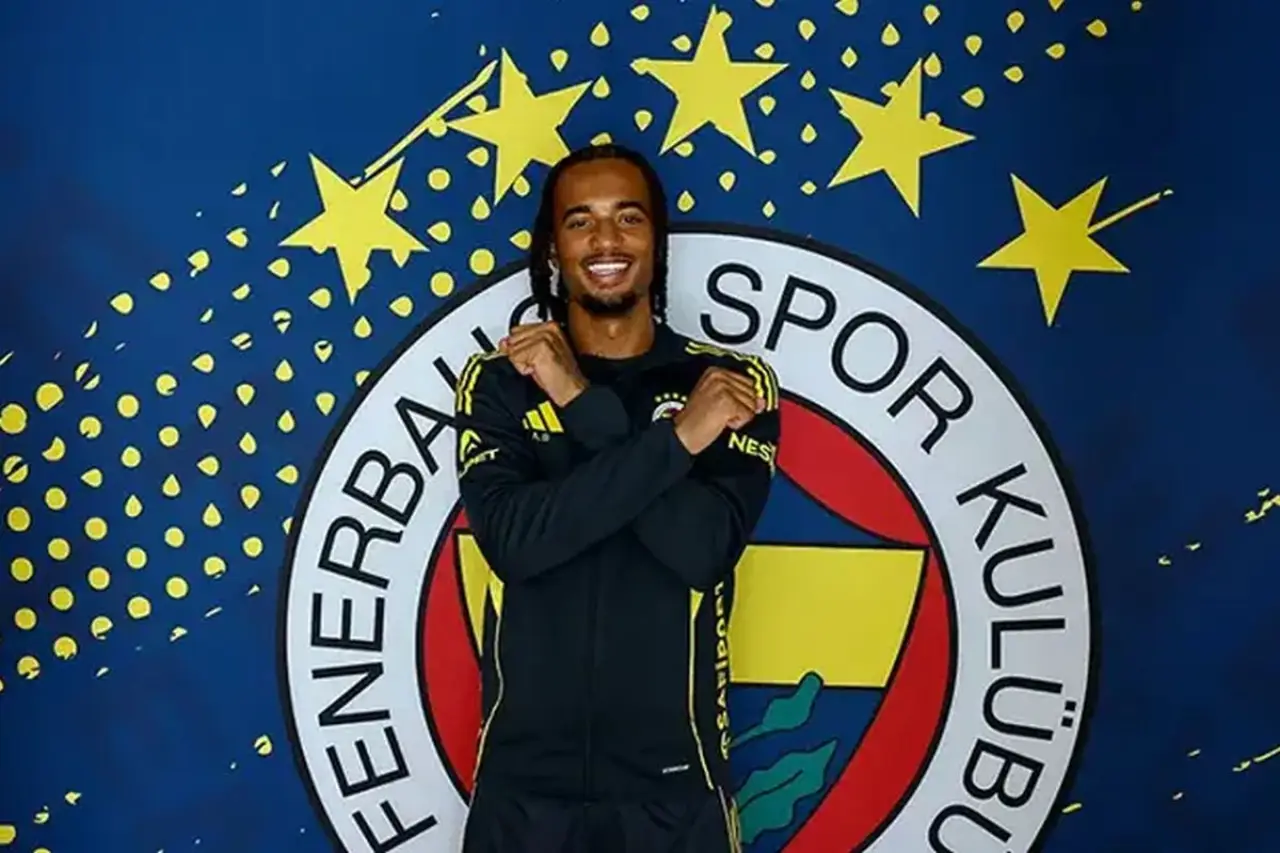Fenerbahçe'de Kart Krizi: Archie Brown'ın Cezası, Başakşehir Maçı Öncesi Tartışma Yarattı