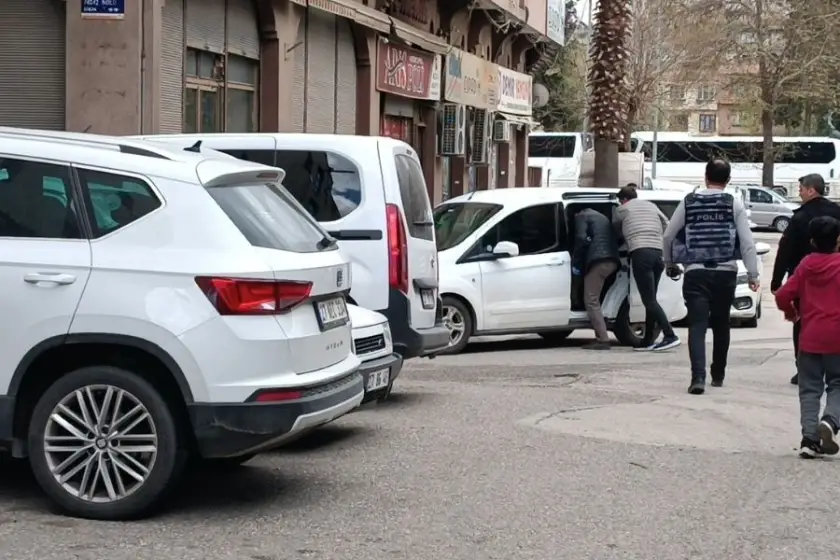 Gaziantep'te Firari Hükümlü Rehin Aldı: Güvenlik Zafiyeti Mi, Çaresizliğin Yansıması Mı?