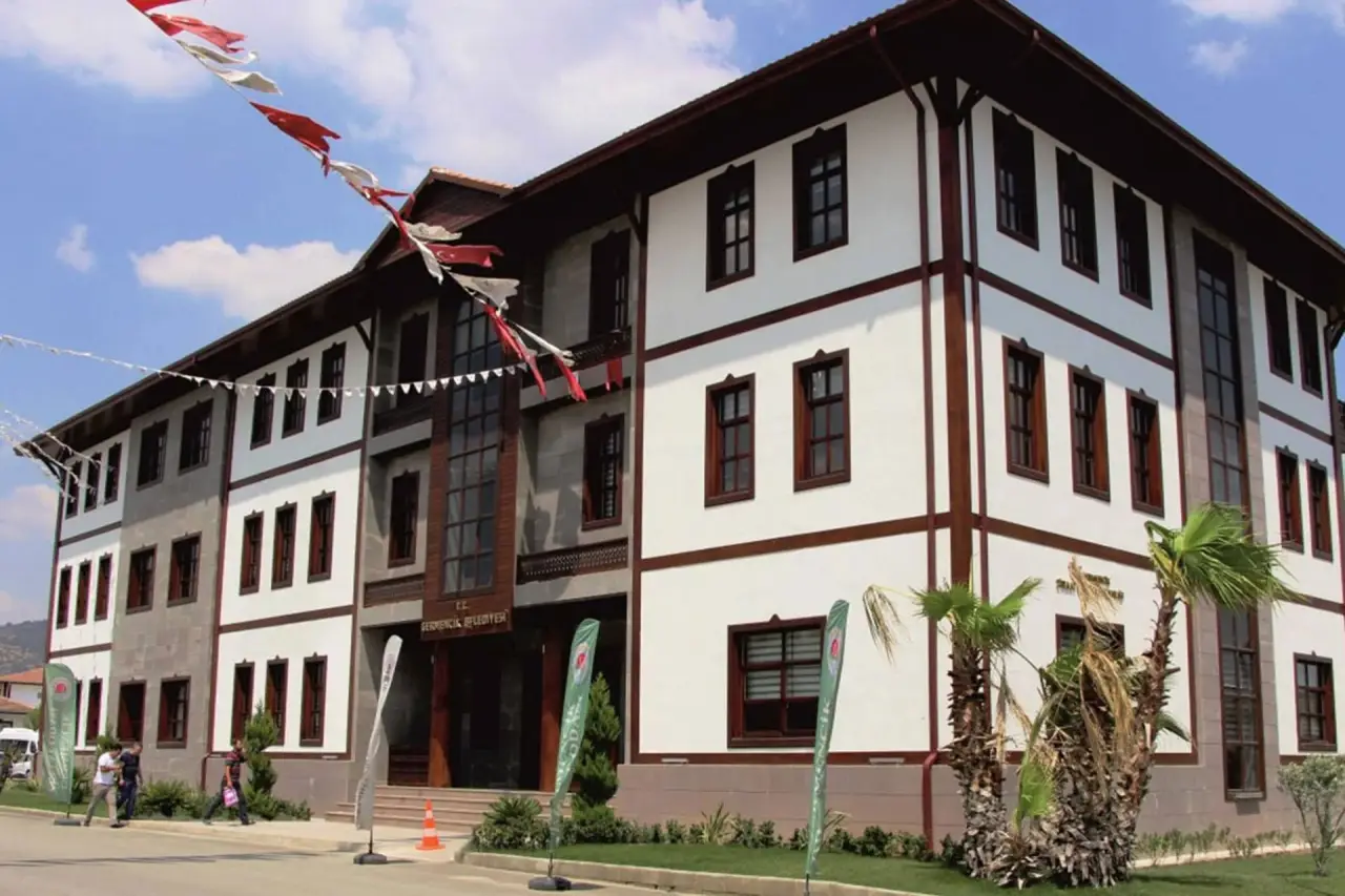 Germencik Belediyesi'nde 'İhaleye Fesat' İddiasıyla Gözaltılar: Eski Müdür de Soruşturmada