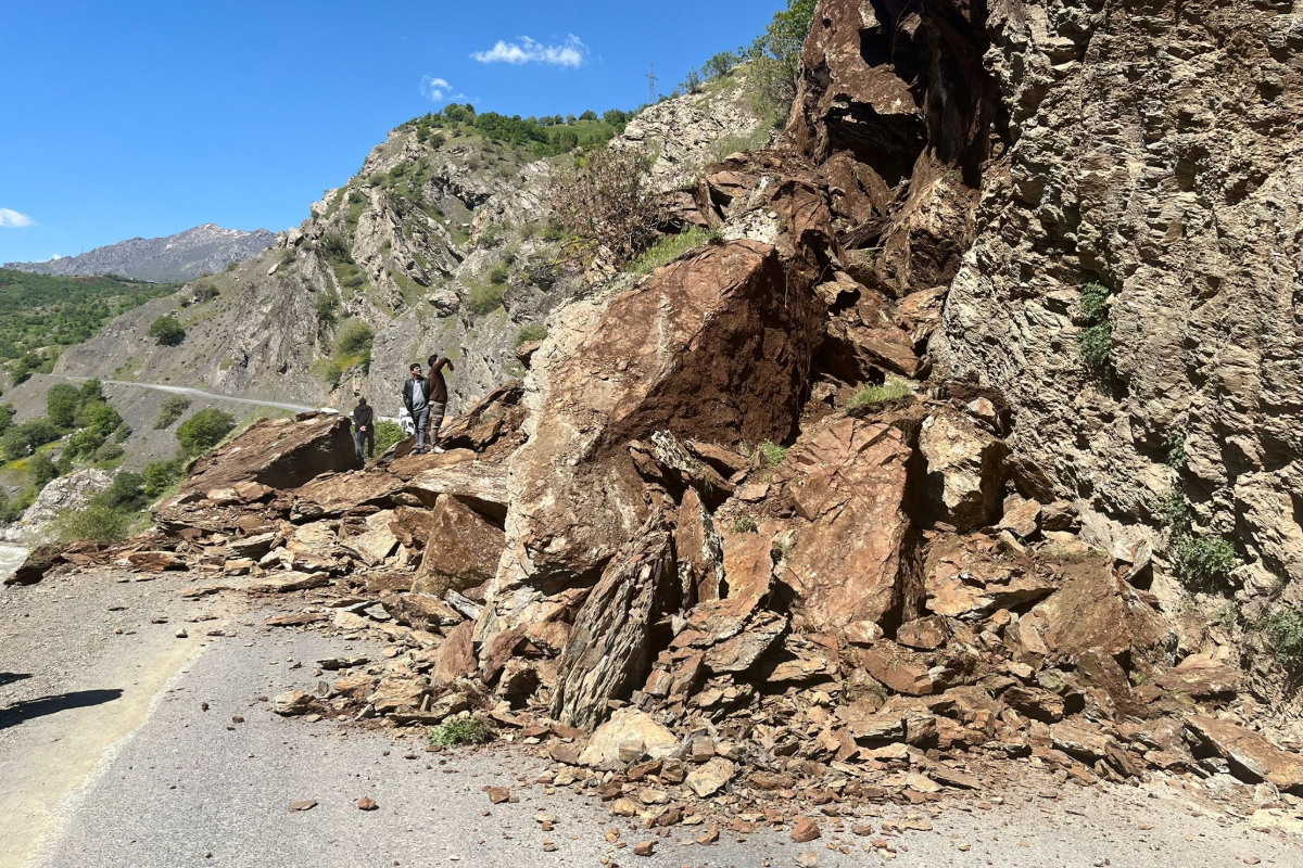Hakkari'de Şemdinli-Derecik Yolu Heyelan Nedeniyle Kapandı