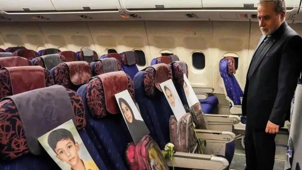 İran Heyetinden Savaşın Acı Yüzüne Dikkat Çeken Sessiz Protesto: Uçakta Çocukların Fotoğrafları
