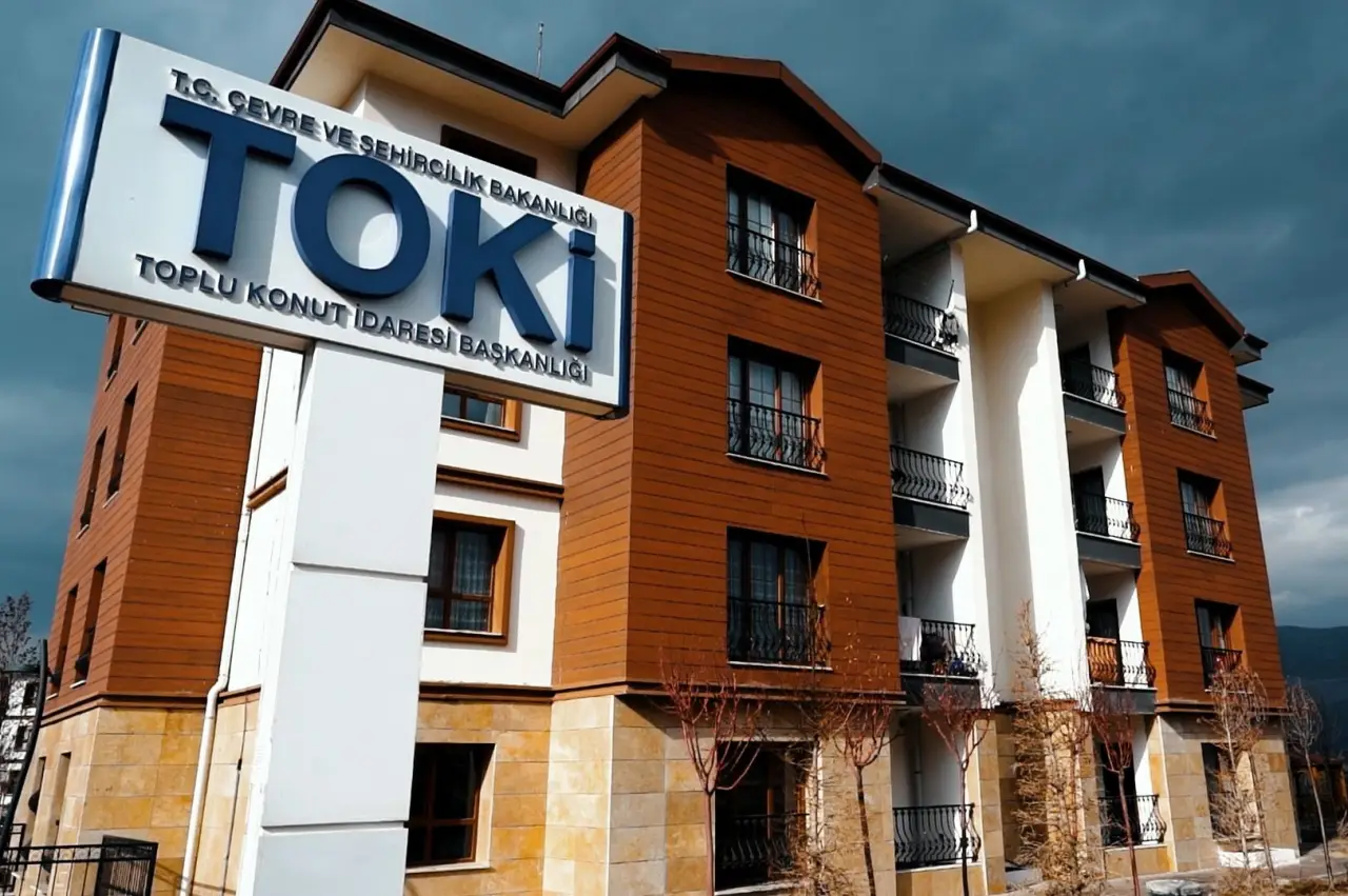 TOKİ Kuraları: Konut Vaatleri Yine Havada Mı Kalacak? İstanbul'da Yoksulluk Derinleşirken Beklentiler Artıyor