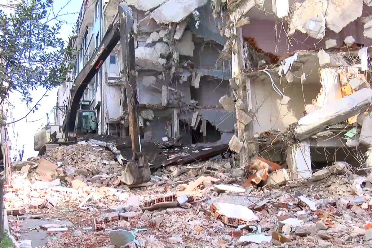 İstanbul'da İş Cinayetine Bir Yenisi Eklendi: Kepçe Operatörünün Bacağı Kırıldı, Sorumlular Nerede?