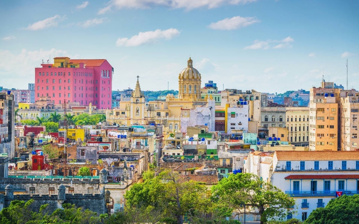 Kolombiya'dan Küba'ya Uzanan Yardım Eli: Dayanışma Mesajı mı, Sistemin Çarpıklığına Tepki mi?