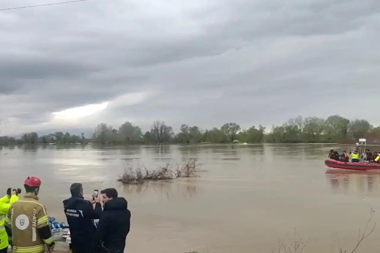 Karacabey'de Tarım Felaketi: Seller Çiftçiyi Yutarken, Gıda Enflasyonu Yine 'Doğal Afet'e Mi Yüklenecek?