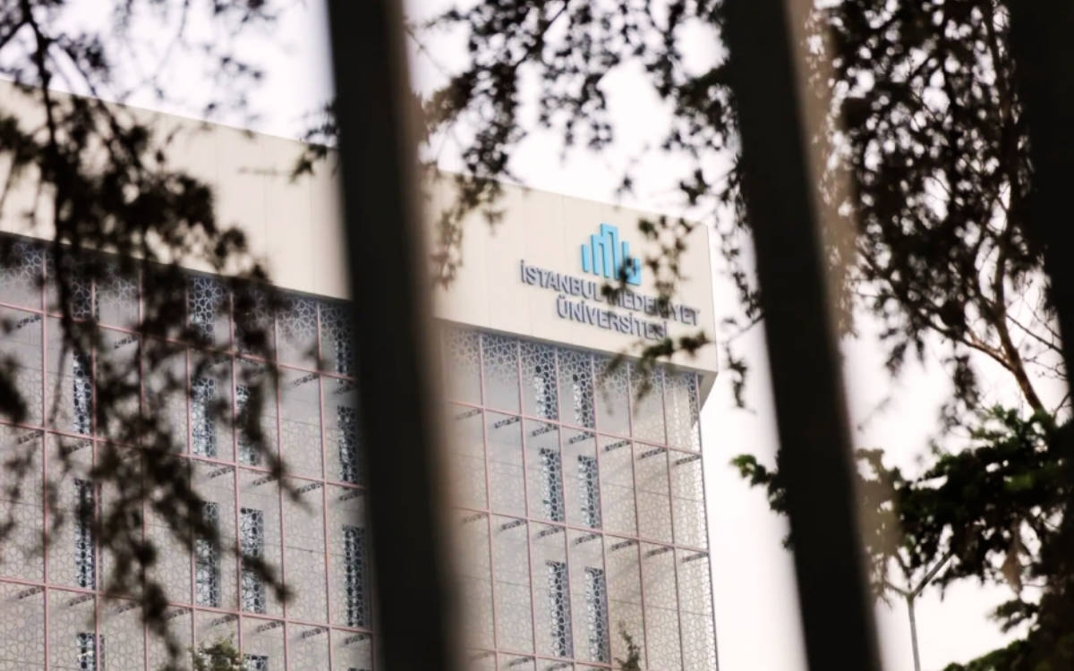 Medeniyet Üniversitesi'ndeki LGBTİ+ Soruşturmasında Hak İhlali Endişesi: Öğrencilere 'Aileniz Biliyor mu?' Baskısı