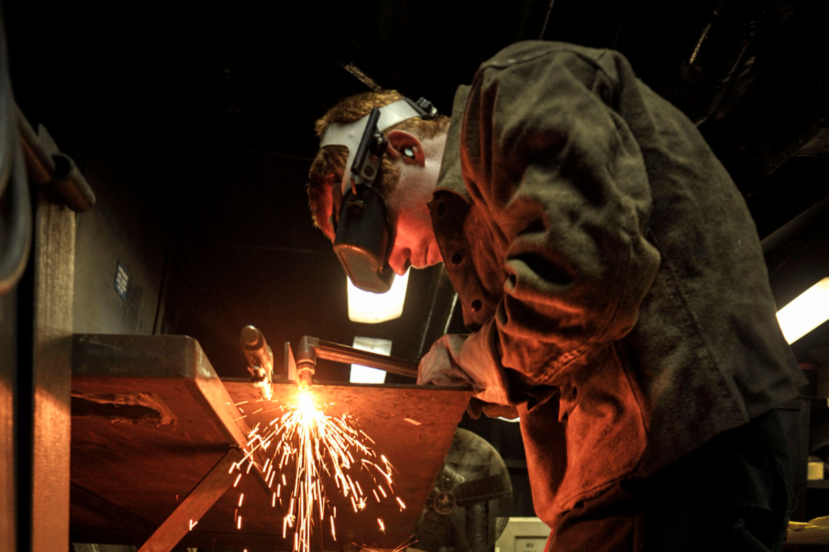 Metal İşçisinin Çığlığı: Koç Holding Kâr Rekoru Kırarken, İşçiye Yoksulluk Sınırı mı Reva Görülüyor?