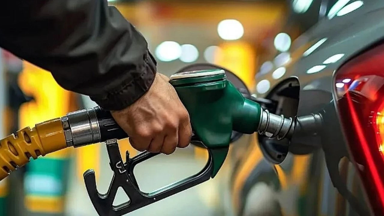 Motorine Dev Zam: Yurttaşın Cebindeki Yangın Büyüyor, Akaryaktta Fiyat Rekoru Kapıda!