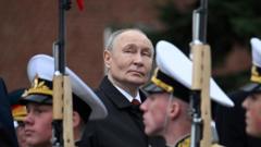 Putin'den 'Çatışma Sona Eriyor' Açıklaması: Kızıl Meydan'da Güvenlik Önlemleri Dikkat Çekti