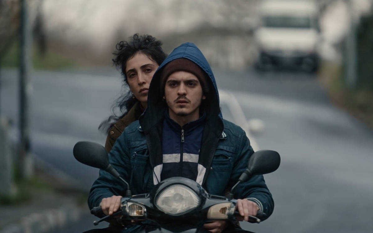 Yoksulluğun Pençesinde Bir Anne Mücadelesi: 'Taş ve Tüy' Filmi Gerçekleri Yansıtıyor mu?