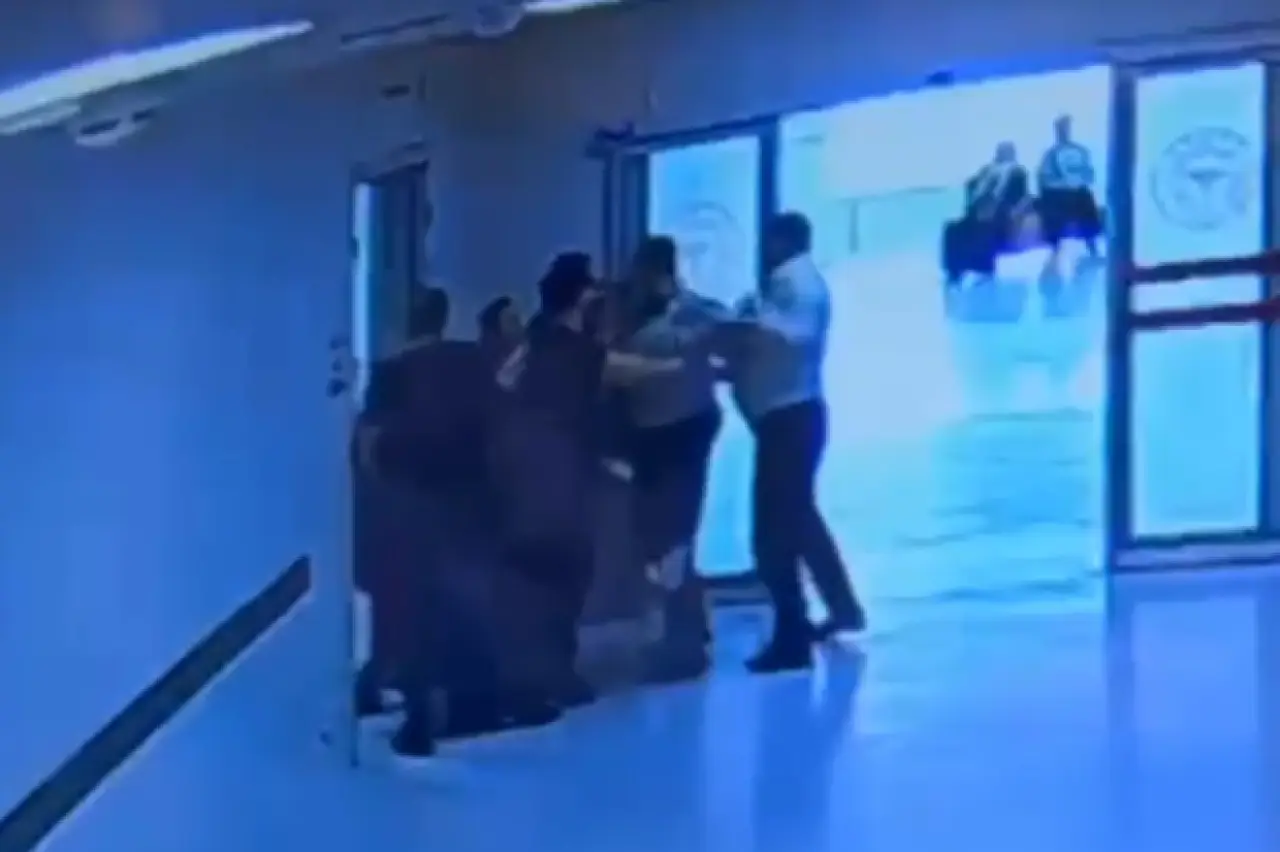 Dörtyol Devlet Hastanesi'nde Radyasyon Odasına Giren Hasta Yakını Doktora Saldırdı