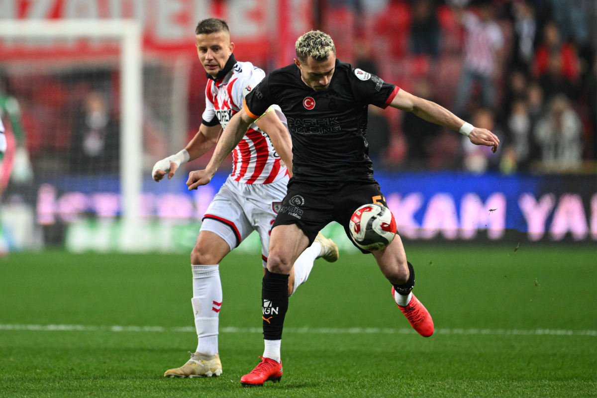 Futbol Arenası: Zirve Mücadelesi mi, Yoksa Başka Bir Rekabetin Yansıması mı?