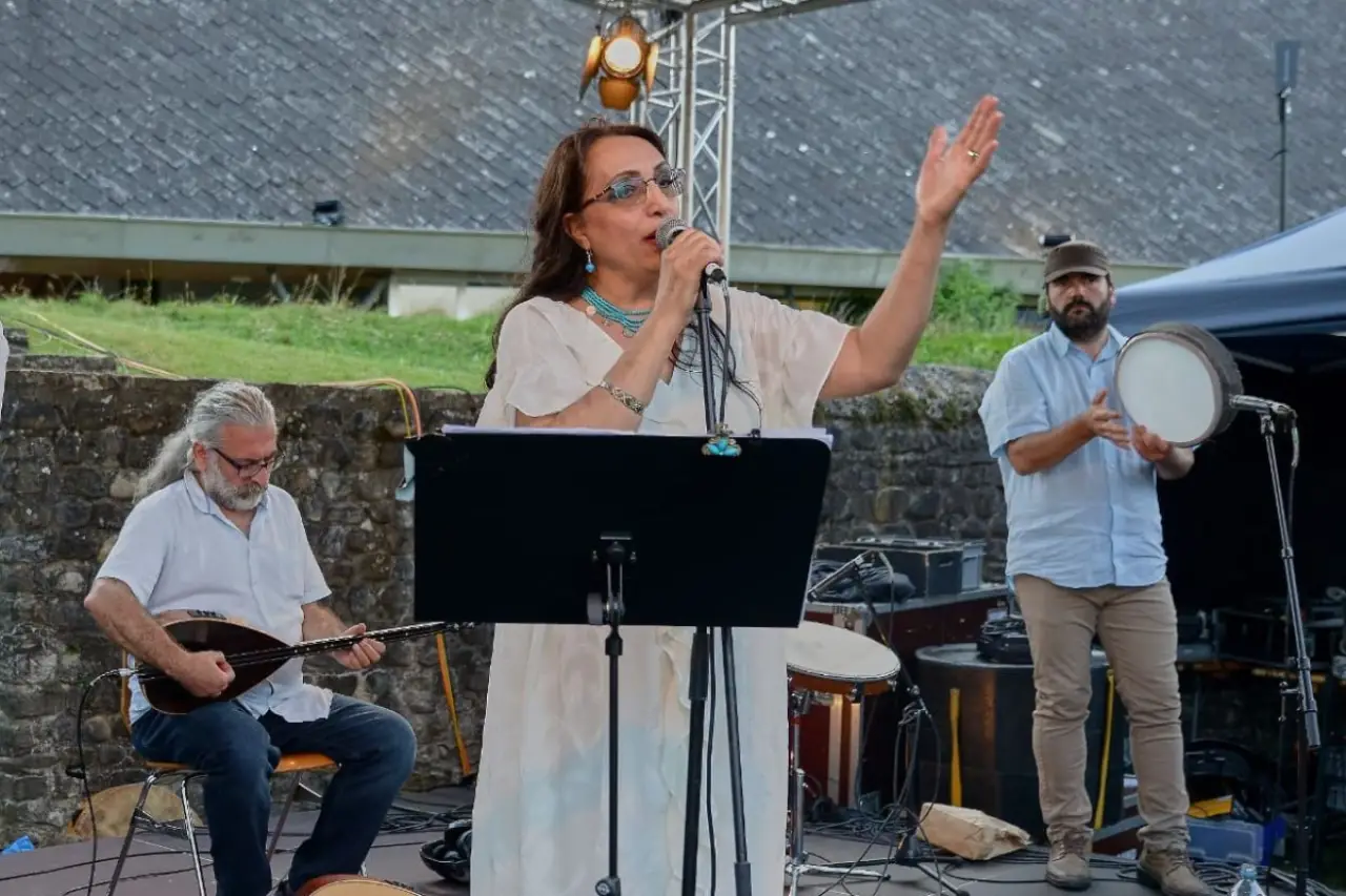 Kürtçe Tangolar: Göçün Görünmez Yükü Sahneden Yükseliyor, Kültürel Direnişin Sesi Oluyor