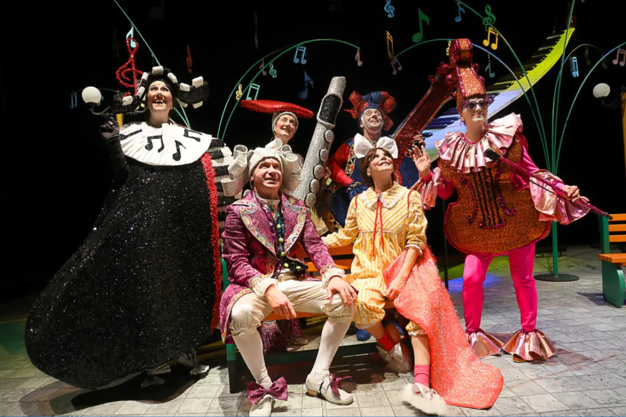 Şehir Tiyatroları’nın “Sesler Ülkesi” Oyunu, Kıbrıs’ta Sahnelenirken Sanatın ve Çocukların Geleceği Tartışmaya Açılıyor