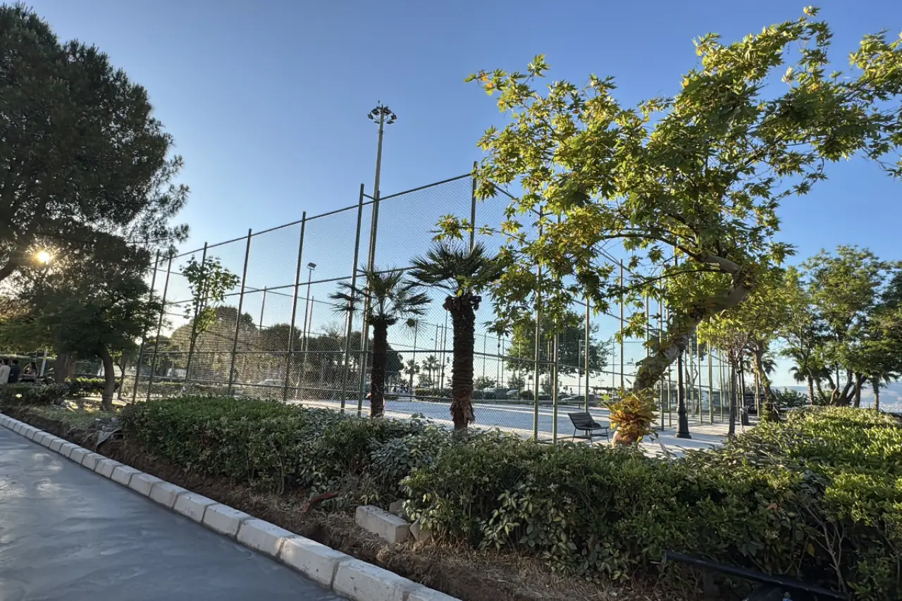 Konak'ta Park İçine Tenis Kortu İnşaatı: Ağaçlar Kesildi, Mahalleli Tepkili