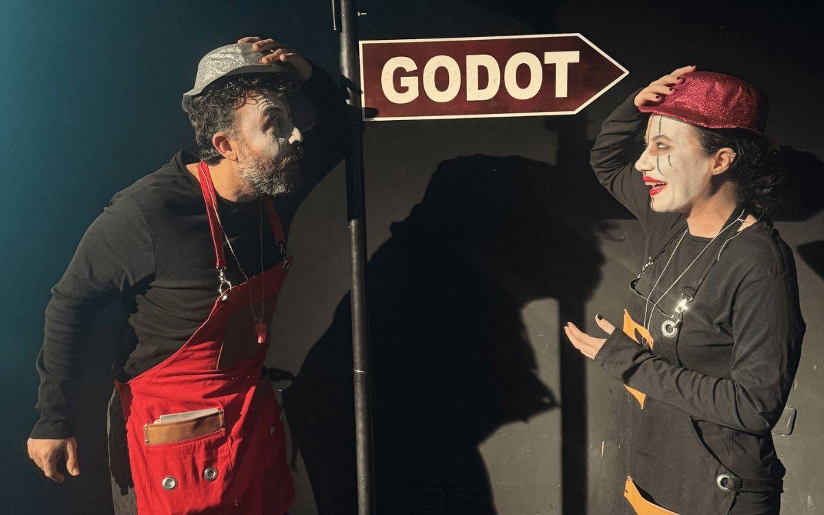 Sahneden Yükselen Ses: 'Godot'yu Beklemezken' Bekleyişi Sorgulatıyor