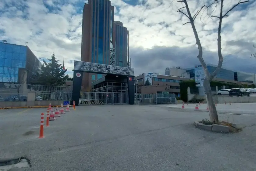 TOBB Kuleleri'nde Kamu Emekçilerine Üçlü X-Ray Eziyeti: Güvenlik Mi, Angarya Mı?