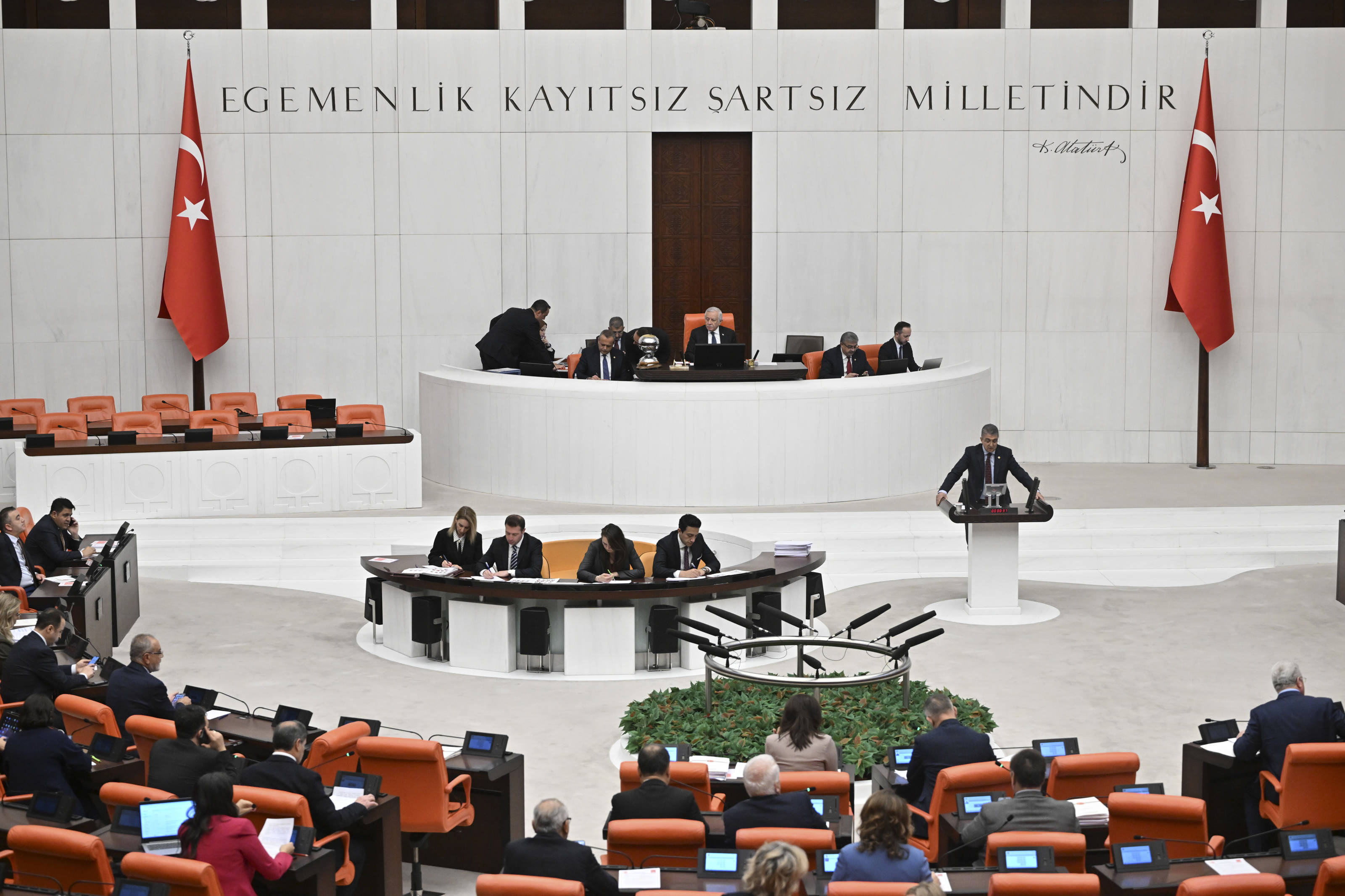 Meclis'ten Geçen Torba Yasa: Sosyal Medya ve Doğum İzni Düzenlemeleriyle Hukuksuzluk Derinleşiyor mu?