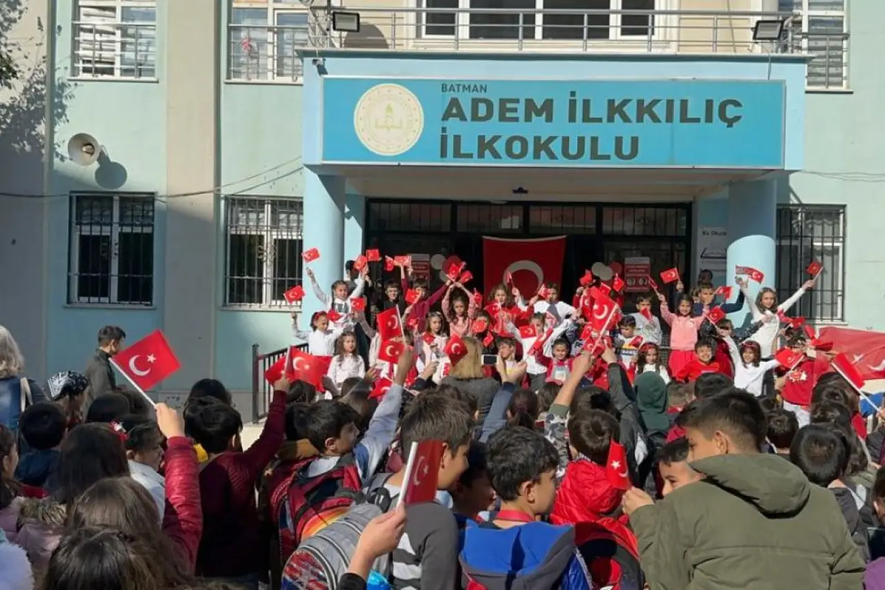 Usulsüz Para Toplamaya Karşı Çıkan Öğretmen Sürüldü: Veliler ve Öğrenciler Mağdur