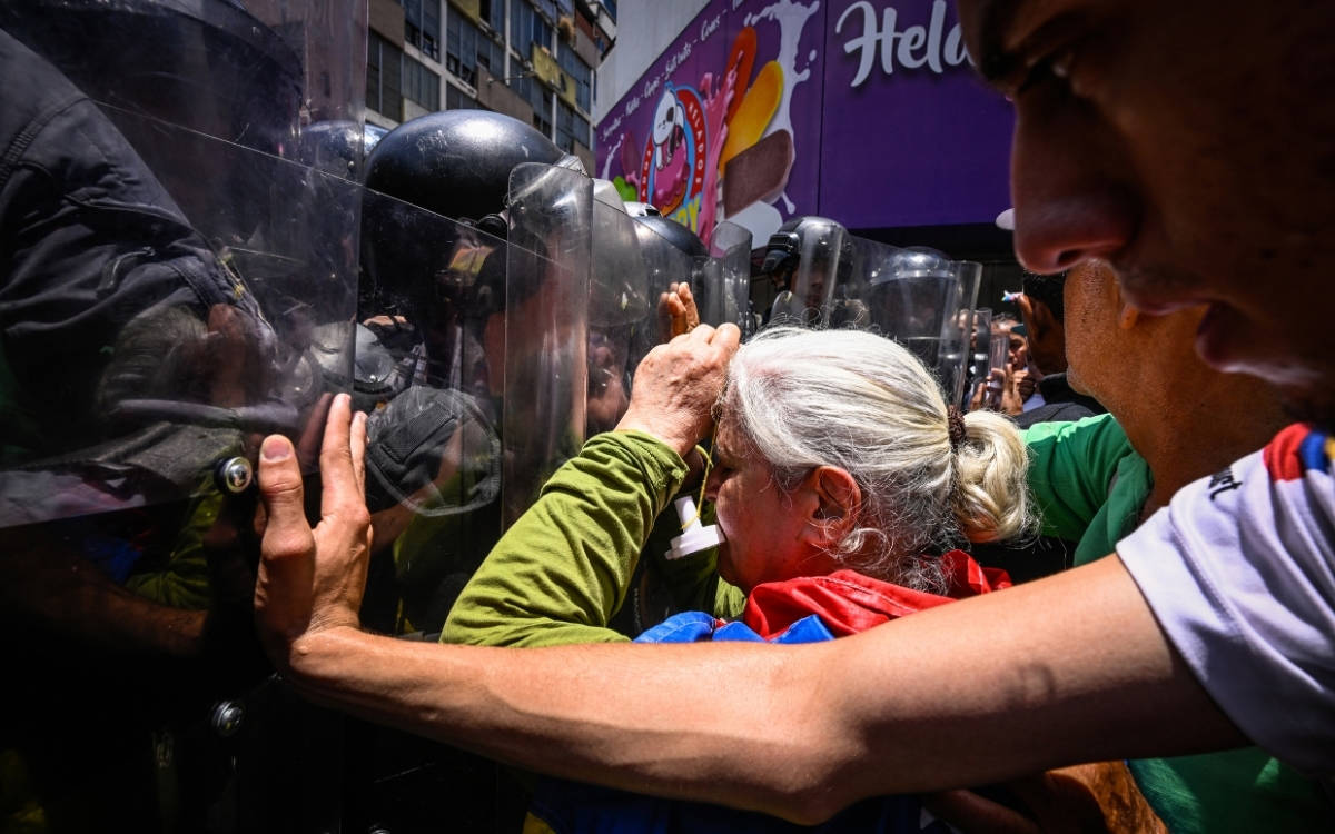 Venezuela'da Kamu İşçilerine Sert Müdahale: Maaş Beklentisi Polis Barikatına Takıldı!