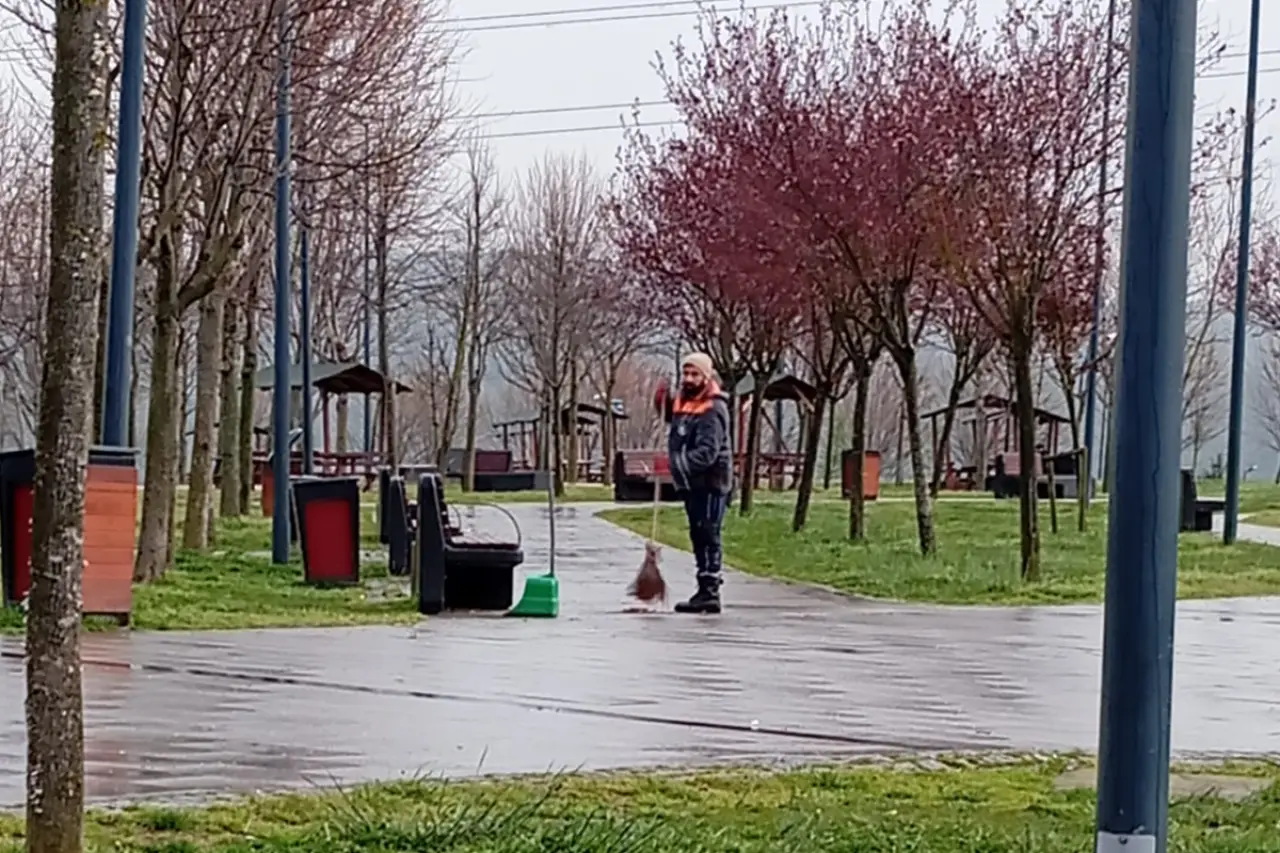 Sultanbeyli'de Emekçinin Dramı: Yağmur Altında Dinlenme Zorunluluğu