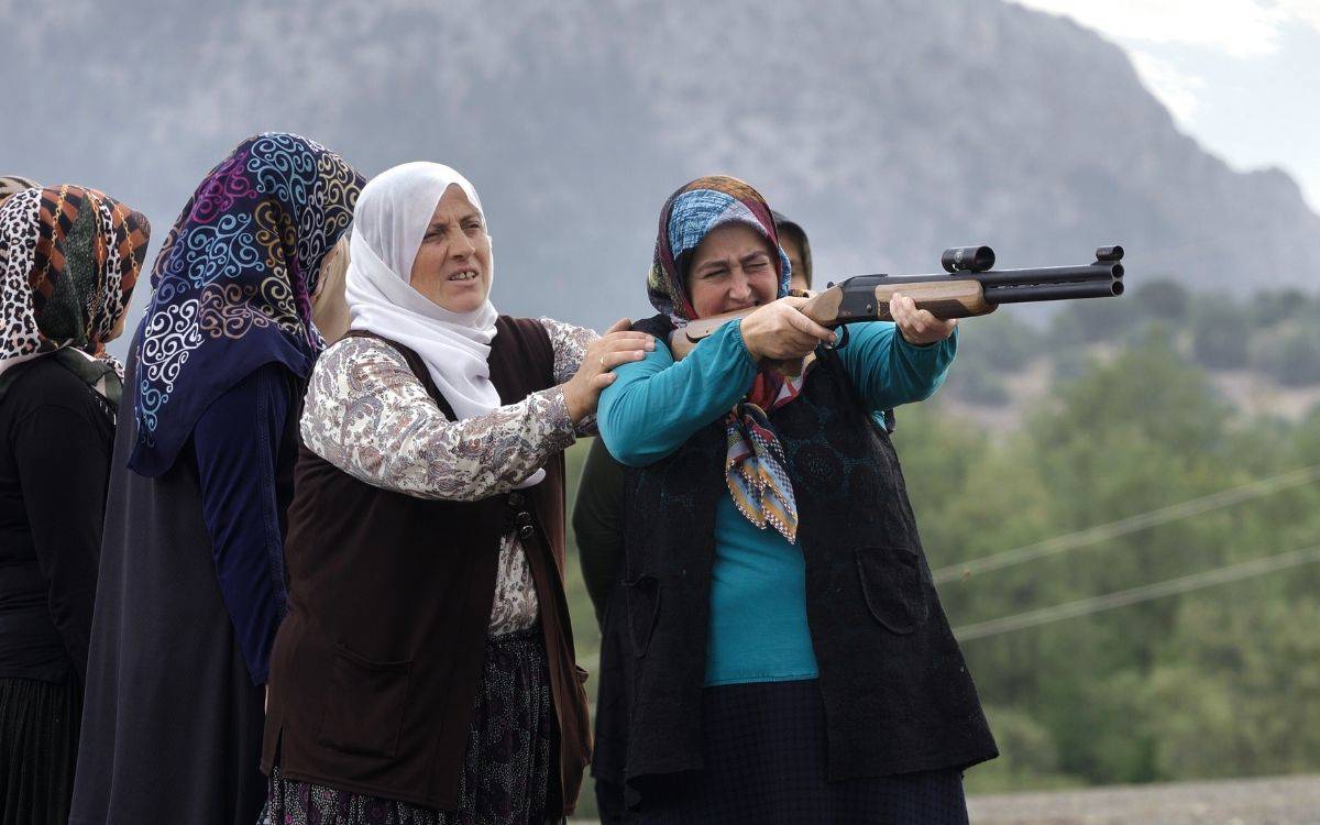 Kadınların Direnişi '32 Metre' ile Sahneden Yükseliyor: Toplumsal Cinsiyet Eşitsizliğine Sanatsal Bakış