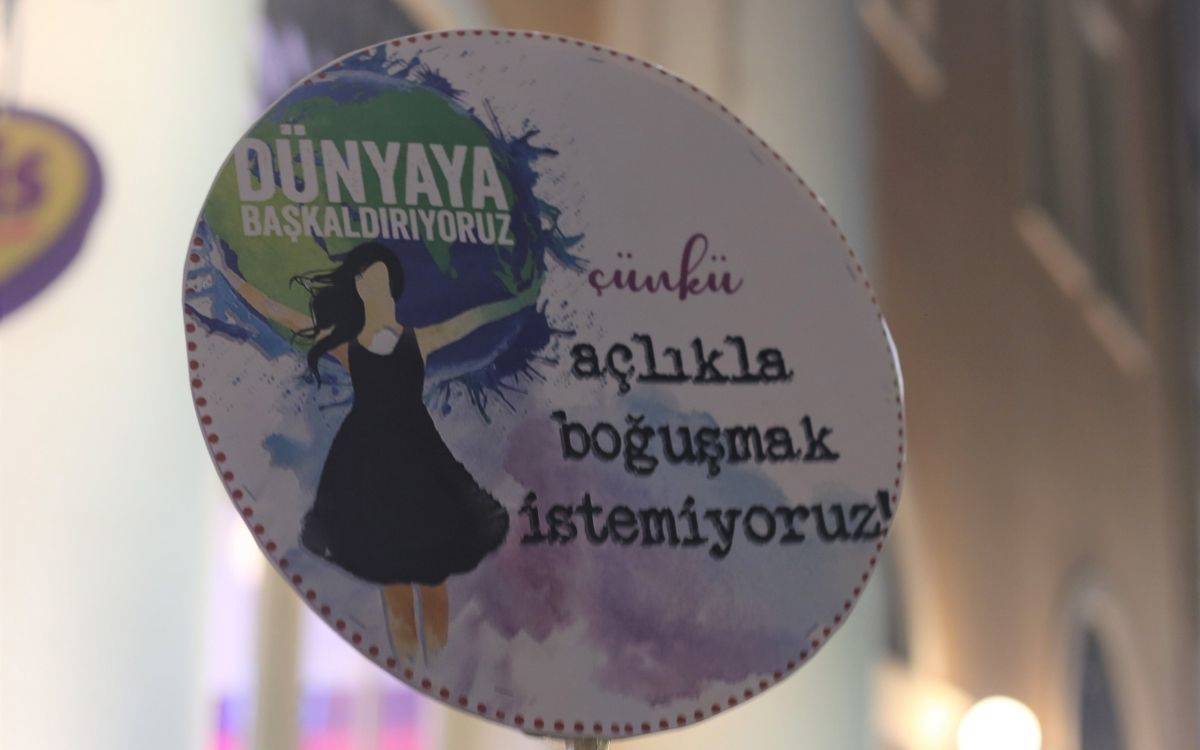 Yoksulluğun Pençesinde Kadınlar: Sistem Kimlere 'Fazlasın' Diyor?