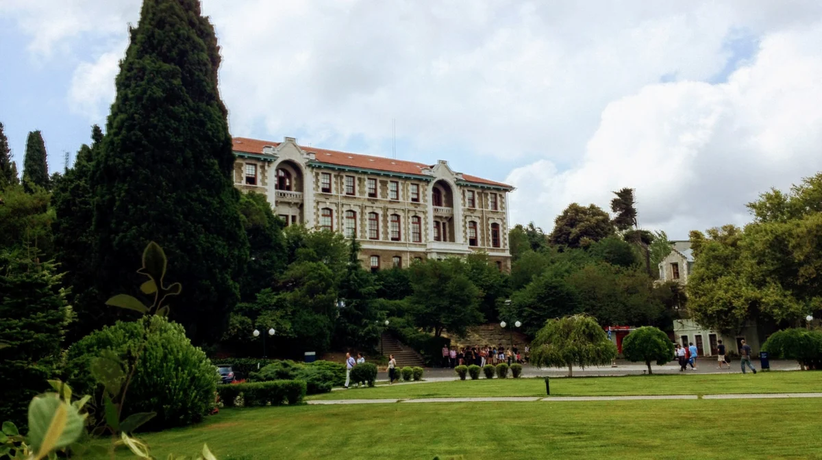 Üniversiteler Ucuz İşgücü Fabrikasına mı Dönüşüyor? Eğitimde Piyasa Dayatması Büyüyor!