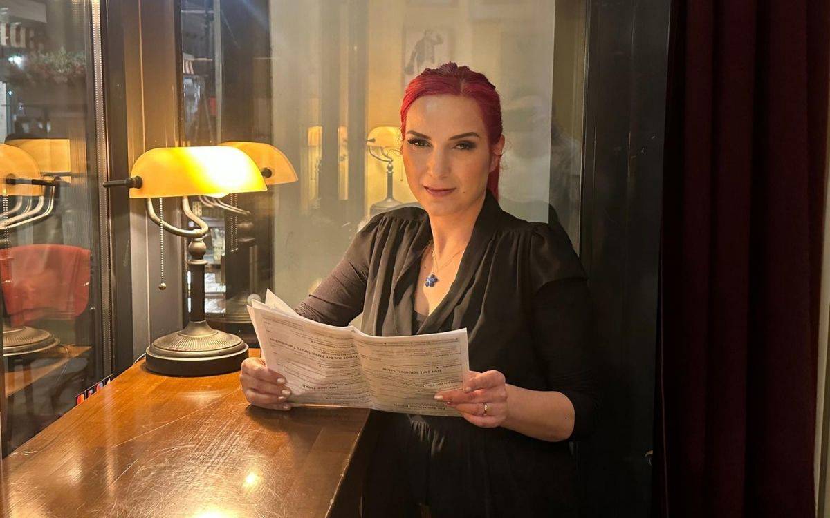 Zehra Çelenk'ten 'Gece Unutkandır': Unutulmaya Yüz Tutan Gerçeklerin Peşinde Bir Roman