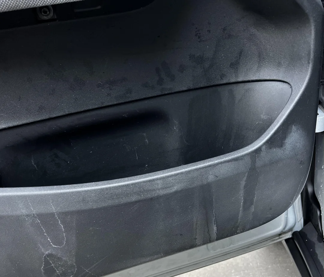 車內塑膠件白化修復與長效鍍膜保護全攻略：從成因分析到施工實戰