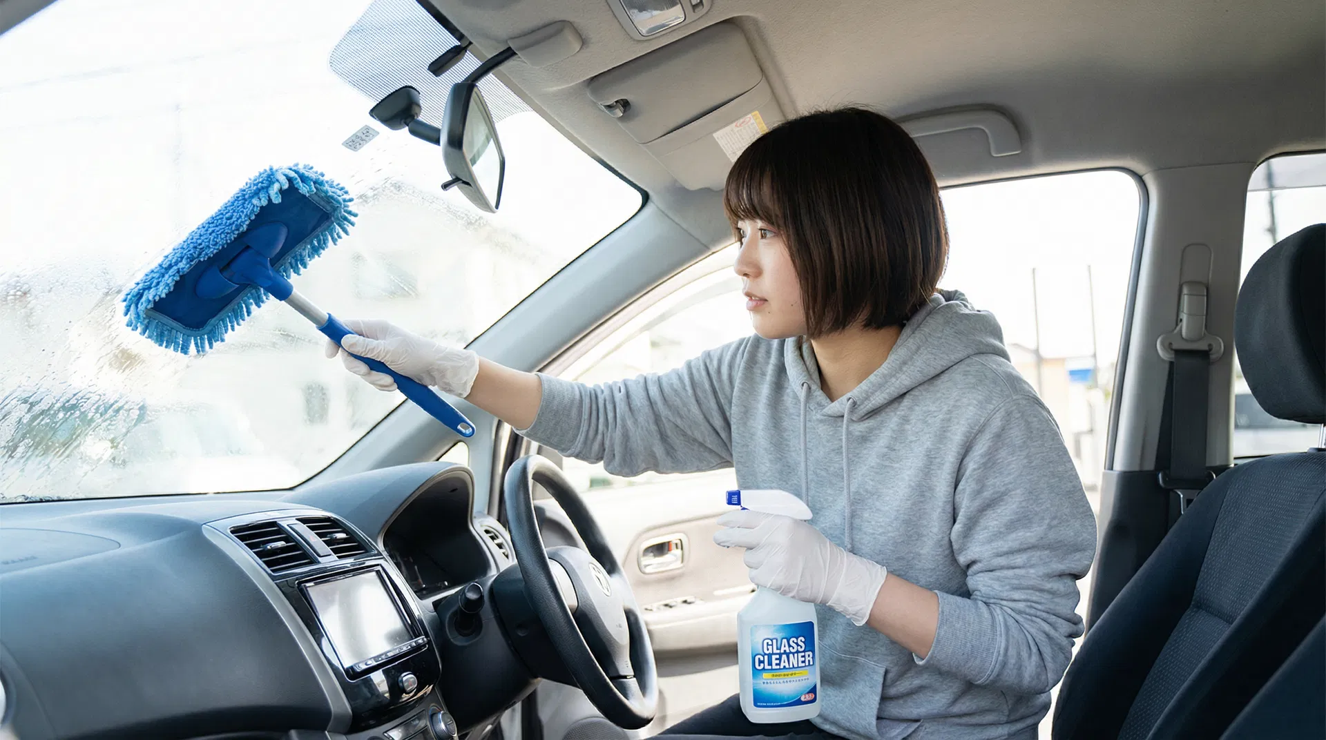 車內擋風玻璃清潔技術：油膜去除與防霧處理完整指南