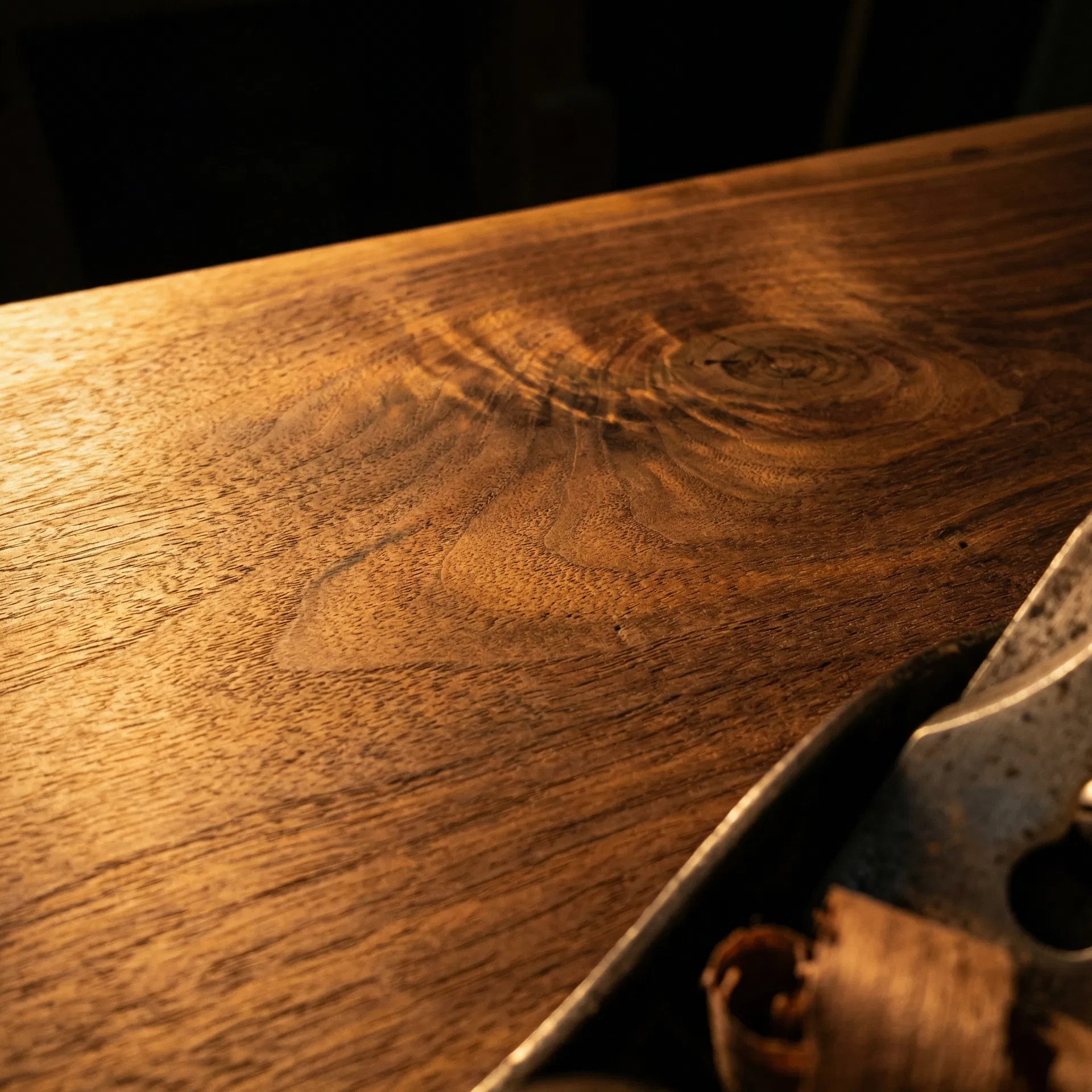 Holzdetail – Maserung und Handwerk