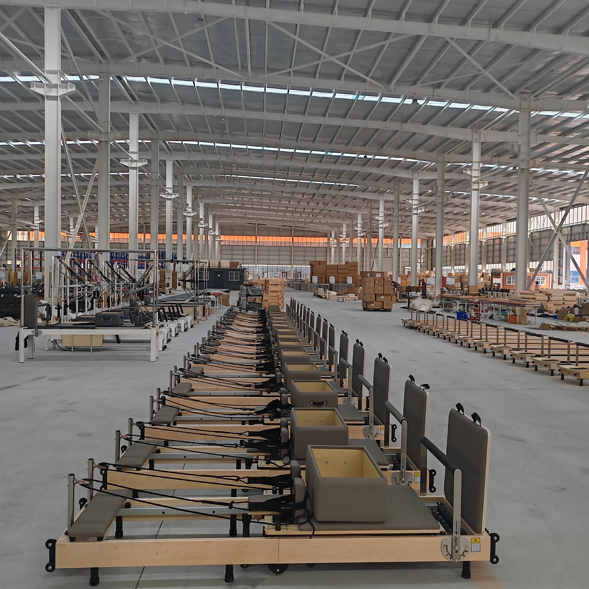 Inner-folding maple bed with a large platform - Image 1