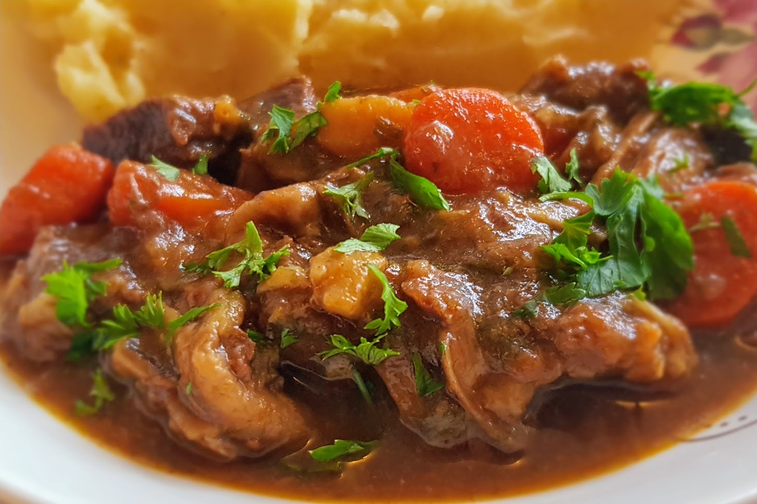 Pata de ternera con salsa de tomate y patatas machacadas - Preparat tradițional românesc în Tenerife