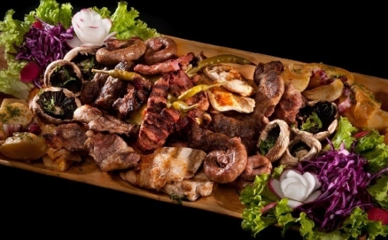 Plato Caliente Ahumado: Cuello de Cerdo Ahumado, Costillas Ahumadas, 5 Tipos de Salchichas, Panceta Ahumada, Patatas con Queso, Verduras Asadas 2KG (4-6 personas) - Meniu zilei - Preparat românesc în Tenerife