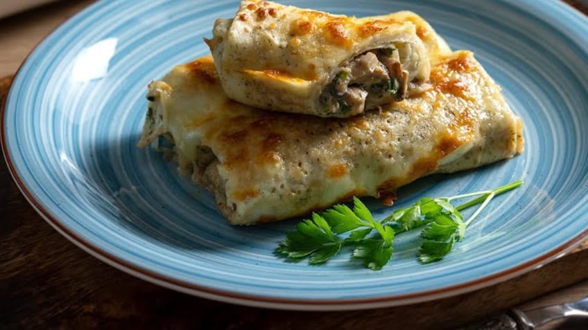 Crepes estilo Brasov con pollo y champiñones - Meniu zilei - Preparat românesc în Tenerife