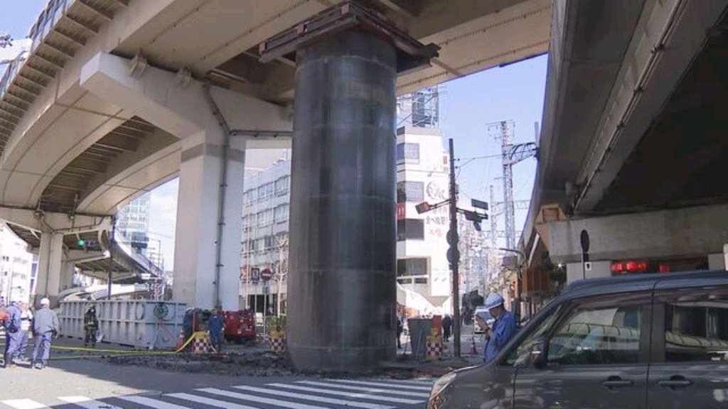 御堂筋パイプが突き出す瞬間の映像