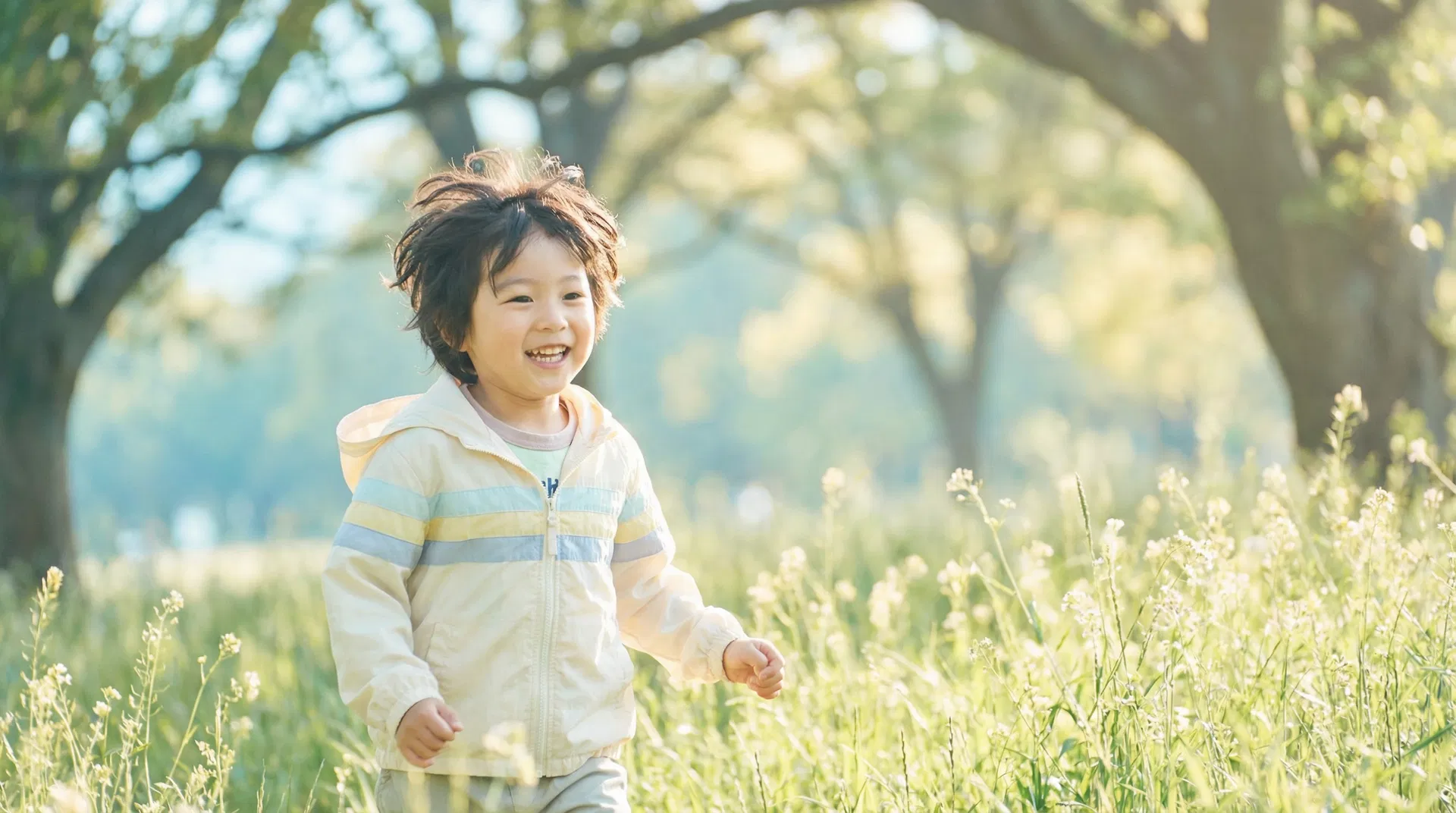 子供が公園で楽しく遊ぶ様子