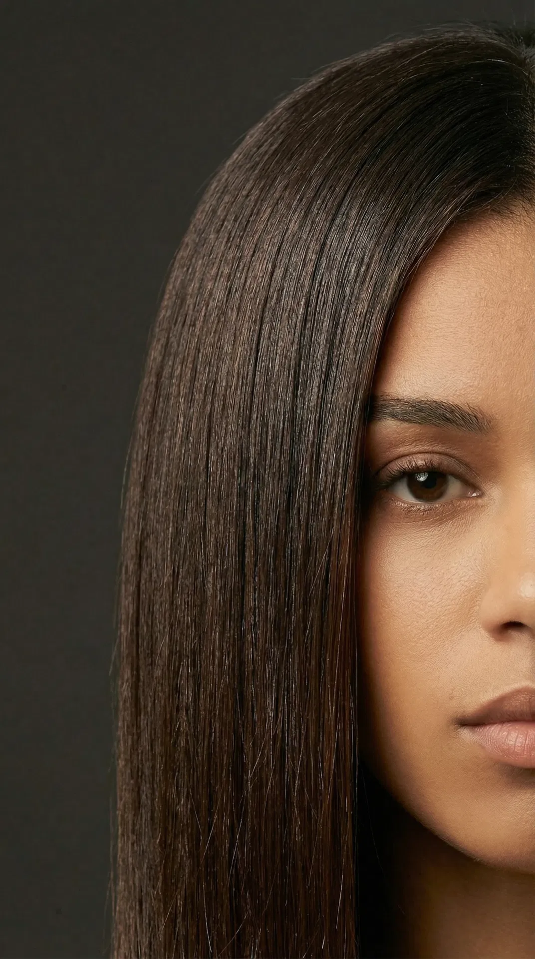 Cabelo liso e sedoso após alisamento definitivo