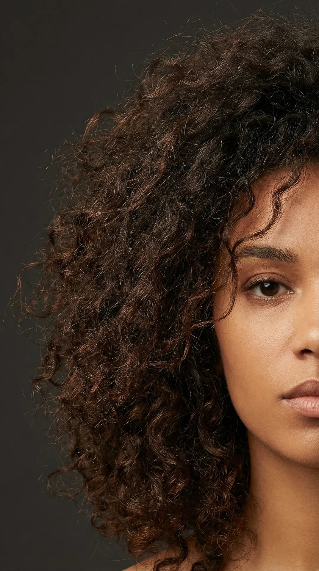 Cabelo cacheado antes do alisamento definitivo