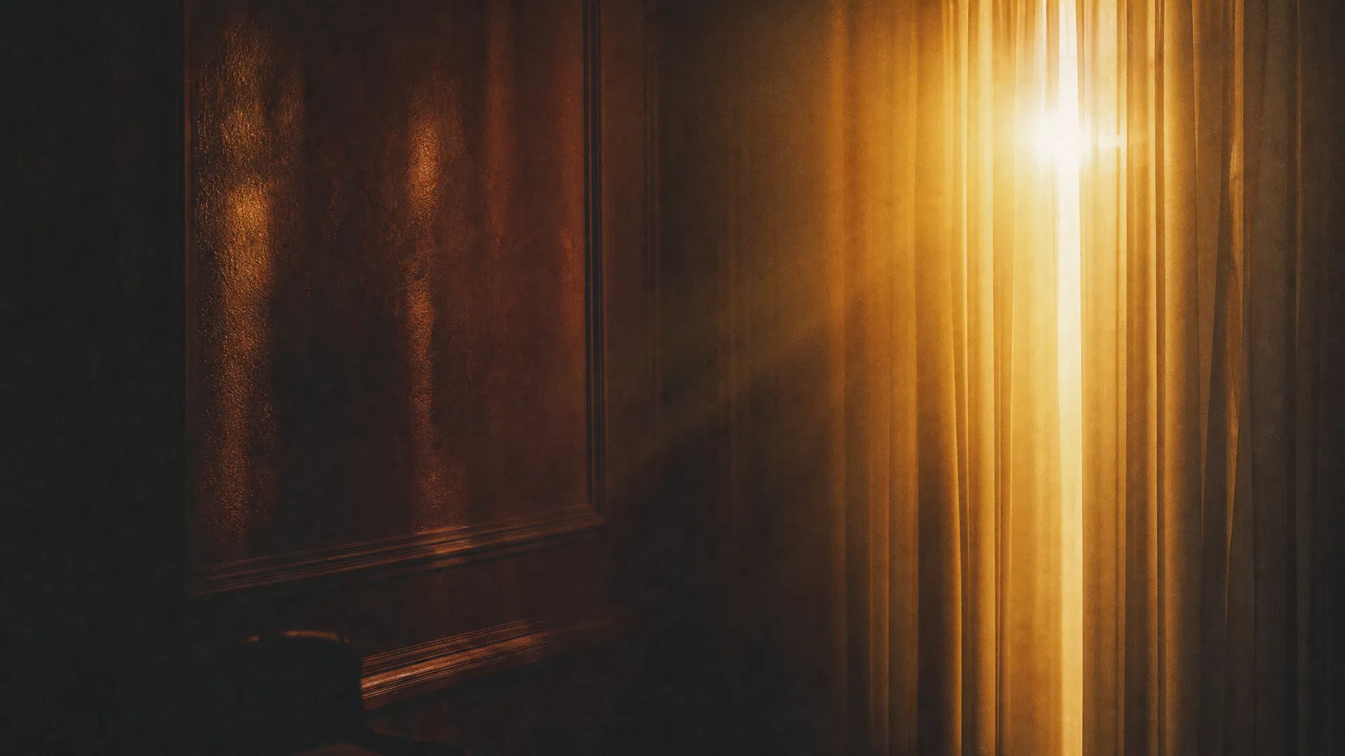 Luz dourada atravessando cortinas