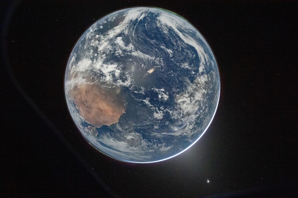 Artemis II's moonbound astronauts capture Earth's brilliant blue beauty as they leave it behind - AP News